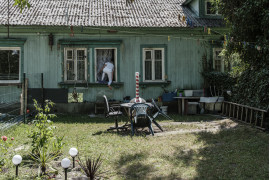 Kategoria: Fotoreportaż - ludzie. II nagroda. Autor: Małgorzata Adamczyk, Pix.House
Osiedle Przyjaźń na warszawskim Bemowie powstało w 1952 roku dla radzieckich budowniczych Pałacu Kultury i Nauki. Po zakończeniu robót w drewnianych domach zamieszkali studenci i pracownicy warszawskich uczelni. Dziś historia osiedla zyskuje nowe znaczenie. W pokojach mocno wysłużonych budynków mieszkają także cudzoziemcy, dla których Osiedle Przyjaźń jest pierwszym domem w Polsce.