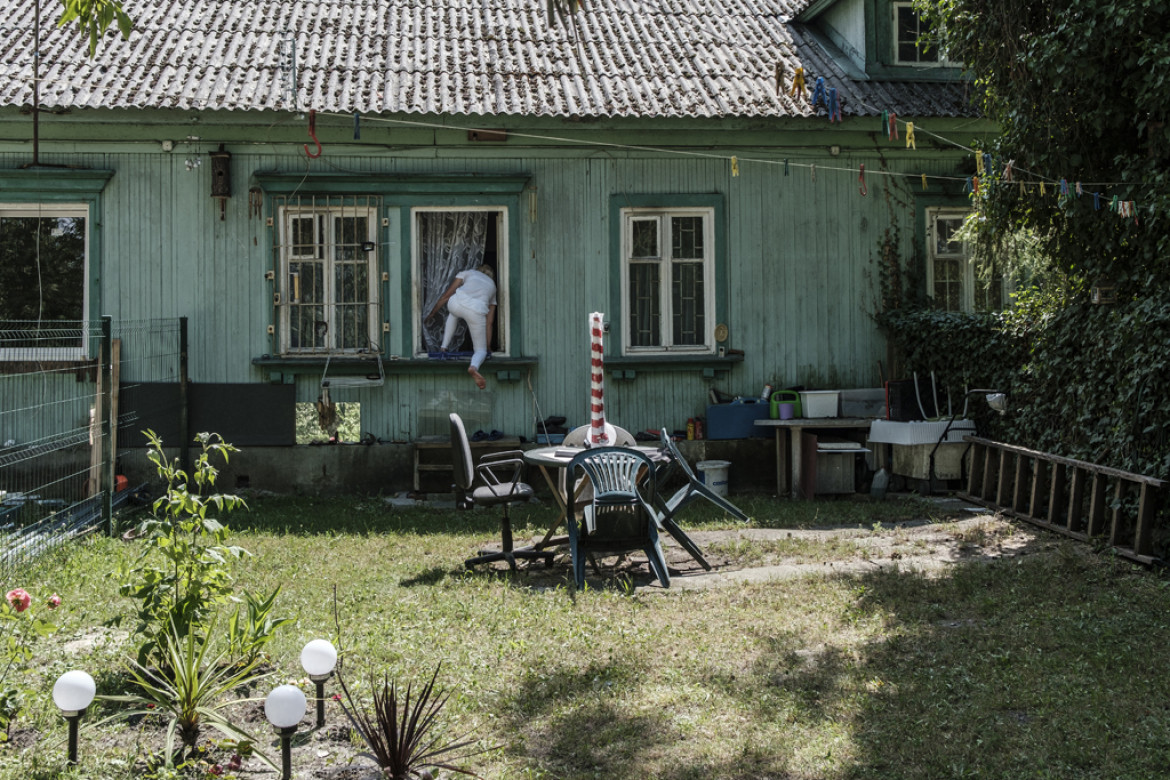 Kategoria: Fotoreportaż - ludzie. II nagroda. Autor: Małgorzata Adamczyk, Pix.House
Osiedle Przyjaźń na warszawskim Bemowie powstało w 1952 roku dla radzieckich budowniczych Pałacu Kultury i Nauki. Po zakończeniu robót w drewnianych domach zamieszkali studenci i pracownicy warszawskich uczelni. Dziś historia osiedla zyskuje nowe znaczenie. W pokojach mocno wysłużonych budynków mieszkają także cudzoziemcy, dla których Osiedle Przyjaźń jest pierwszym domem w Polsce.