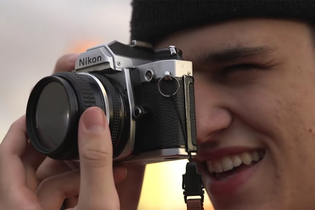 Młodzi ludzie coraz częściej wybierają fotografię analogową. Co takiego ma w sobie film?