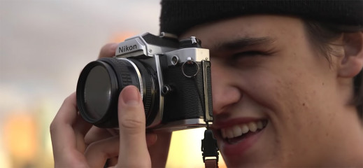 Młodzi ludzie coraz częściej wybierają fotografię analogową. Co takiego ma w sobie film?