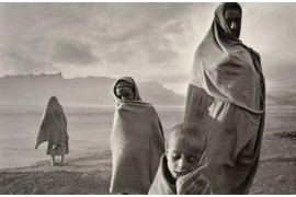 copyright Sebastiao Salgado, Refugees in the Korem camp, Ethiopia, 1984, z Masters of Photography
