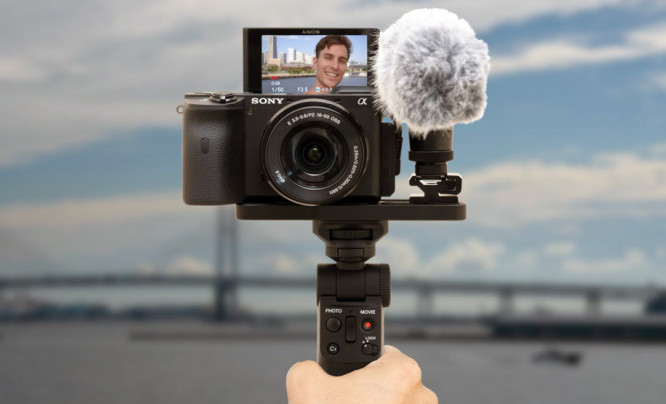Sony GP-VPT2BT - ten uchwyt ułatwi nagrywanie vlogów. I nie tylko…
