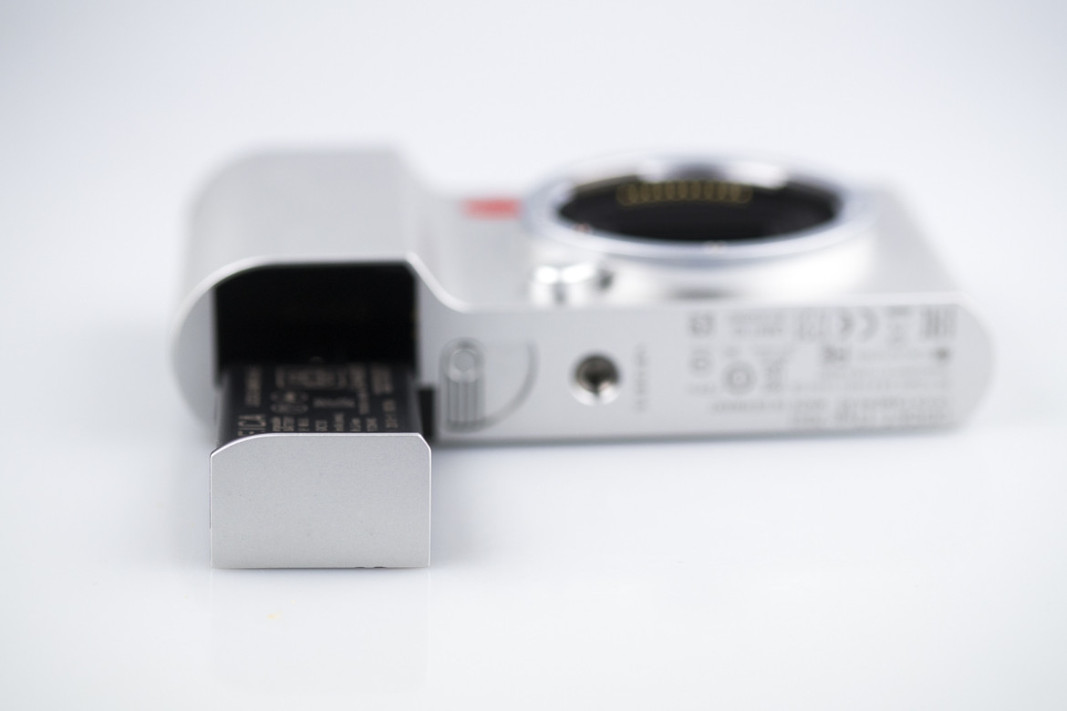 Leica T - slot baterii