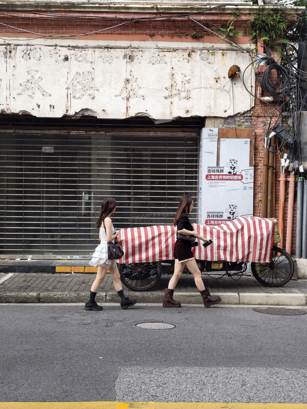1/312 s, f/1.6, ISO 67, 7.0 mm