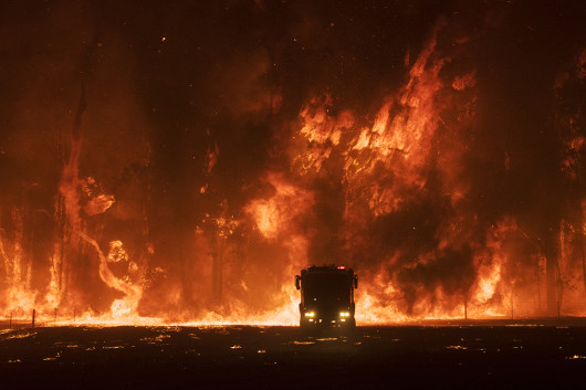 fot. Nick Moir, z cyklu The Burning of South East Australia, 1. miejsce w kat. Photo Essay / ND Awards 2020