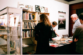 na stoisku Antykwariatu L. van Paddenburgh można było odnaleźć unikatowe albumy, katalogi minionych wystaw, w tym na przykład W. Egglestona z roku 1976