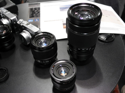 makiety zapowiedzianych obiektywów: 16 mm, 90 mm i 40-400 mm