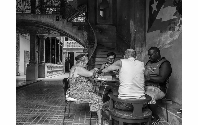 fot. Christine L. Mace, Dominoes in Havana, 2. miejsce w kategorii People / IPPA 2019