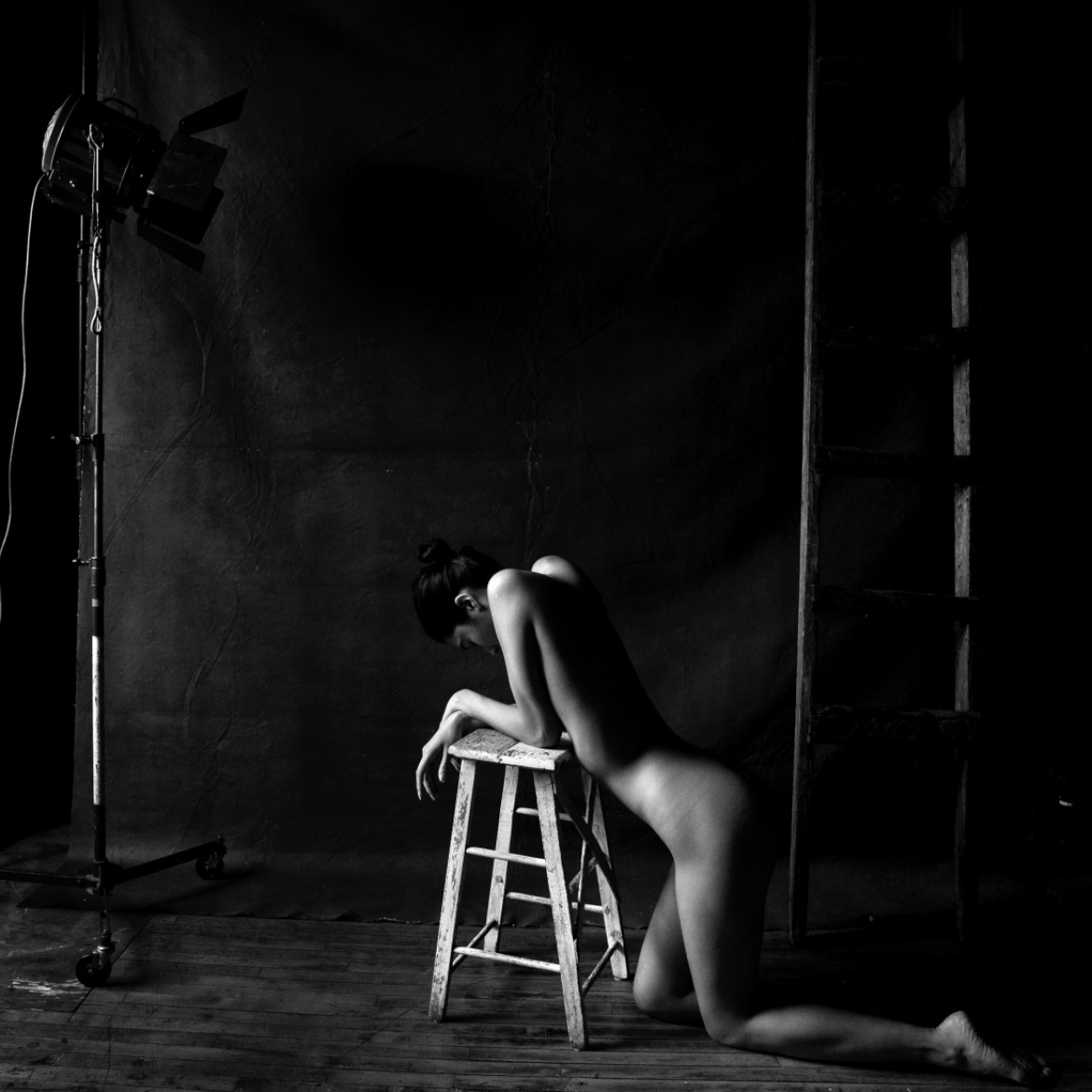 fot. Malcolm Lobban, z cyklu "Stage Set", 1. miejsce w amatorskiej kat. Fine Art: Nudes / ND Awards 2020
