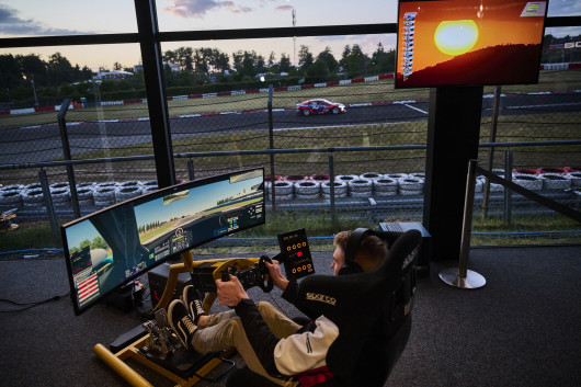 Sim Racing, czyli ściganie się w wirtualnym świecie, stało się bardzo popularne w czasie pandemii. Jedna z serii wyścigowych zgromadziła 30 milionów widzów. Nikon Z 9 + 24-70 mm f/2,8; ustawienia: f/2,8; 1/6400s; ISO 4000; 24 mm