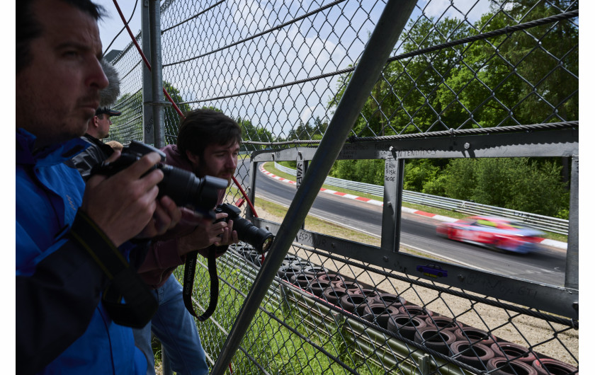 W najbardziej widowiskowych miejscach, zamontowano okienka, przez które kibice mogą filmować i fotografować. W ten sposób kilku „spotterów” zdobyło rzesze fanów  w Internecie. Kanał Auto Addiction w serwisie YouTube ma pół miliona subskrybentów, a materiały wideo prezentują przejazdy i kraksy samochodów zarówno wyścigowych, jak i amatorskich. Nikon Z 9 + 24-70 mm f/2,8; ustawienia: f/8; 1/50s; ISO 64; 29 mm