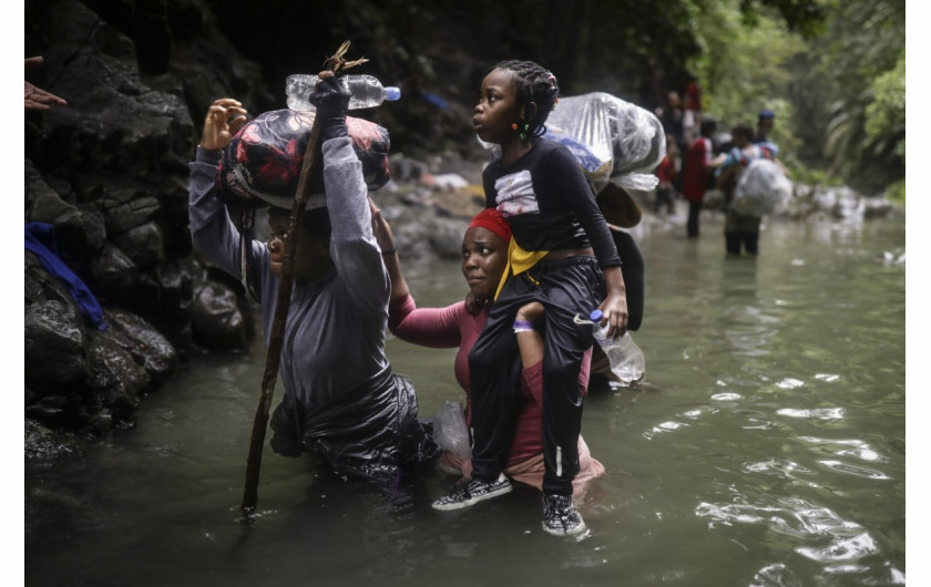 Haitańscy migranci przedzierają się przez wodę, przekraczając Darién Gap z Kolumbii do Panamy w nadziei na dotarcie do USA, wtorek, 9 maja 2023 r. (AP Photo/Ivan Valencia)