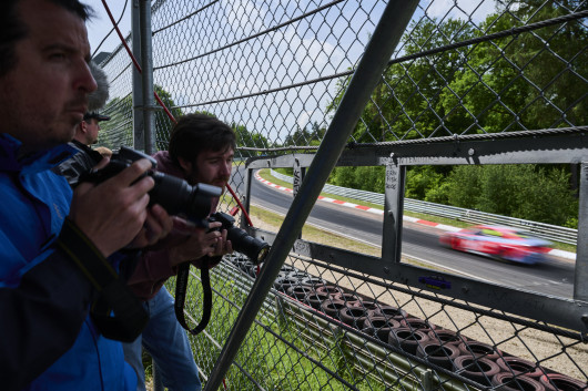 W najbardziej widowiskowych miejscach, zamontowano okienka, przez które kibice mogą filmować i fotografować. W ten sposób kilku „spotterów” zdobyło rzesze fanów  w Internecie. Kanał Auto Addiction w serwisie YouTube ma pół miliona subskrybentów, a materiały wideo prezentują przejazdy i kraksy samochodów zarówno wyścigowych, jak i amatorskich. Nikon Z 9 + 24-70 mm f/2,8; ustawienia: f/8; 1/50s; ISO 64; 29 mm