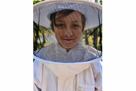 fot. Christian Horgan, "Little Beekeeper", 2. miejsce w kategorii Portrait / IPPA 2019