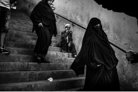 fot. Romain Laurendeau, z projektu "Kho, the Genesis of a Revolt", World Press Photo Story of the Year 2020<br></br><br></br>Według raportu UNESCO, 72% Algierczyków poniżej 30 roku życia jest bezrobotnych. Wydarzenia „Czarnego października” z 1988 r., pozostały w pamięci Algierczyków i nadal wzbudzają gniew.  Brutalnie reakcja władzy i  żniwo ponad 500 zabitych w ciągu pięciu dni zapoczątkowały okres zwany „czarną dekadą” przemocy i niepokojów. Po trzydziestu latach skutki tych wydarzeń są nadal obecne. Wysokie bezrobocie prowadzi do frustracji w codziennym życiu, a wielu młodych ludzi czuje się odłączonych od państwa i jego instytucji. W biednych dzielnicach klasy robotniczej, takich jak Bab el-Oued w Algierze, młodzi ludzie szukają schronienia w diki (prywatnych miejscach), które są dla nich „bańkami wolności”, z  dala od spojrzenia społeczeństwa i konserwatywnych wartości społecznych. Jednak to kruche poczucie wspólnoty i solidarności często nie wystarcza, aby złych warunkach życia. W lutym 2019 r. tysiące młodych ludzi z dzielnic robotniczych ponownie wyszło na ulice, co stało się ogólnokrajowym wyzwaniem pod rządami długoletniego prezydenta Abdelaziza Boutefliki.<br></br><br></br>Kho w potocznym języku Afryki oznacza „brat”. Opowiada o genezie buntu. Jest to historia głębokiego niepokoju młodych, którzy znajdują odwagę by rzucić wyzwanie dotychczasowym autorytetom i stają się inspiracją dla reszty populacji. Daje to początek największemu ruchowi protestacyjnemu w Algierii od dziesięcioleci.