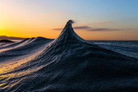 I miejsce w kategorii "Natural World" © Oreon Strusinski "Pinnacle of Existence" (wszystkie prawa zastrzeżone) / Smithsonian Photo Contest 2017 (www.smithsonianmag.com) / "Energia przemierza setki mil przez ocean i kończy się dramatycznie, kiedy dociera do naszych brzegów."