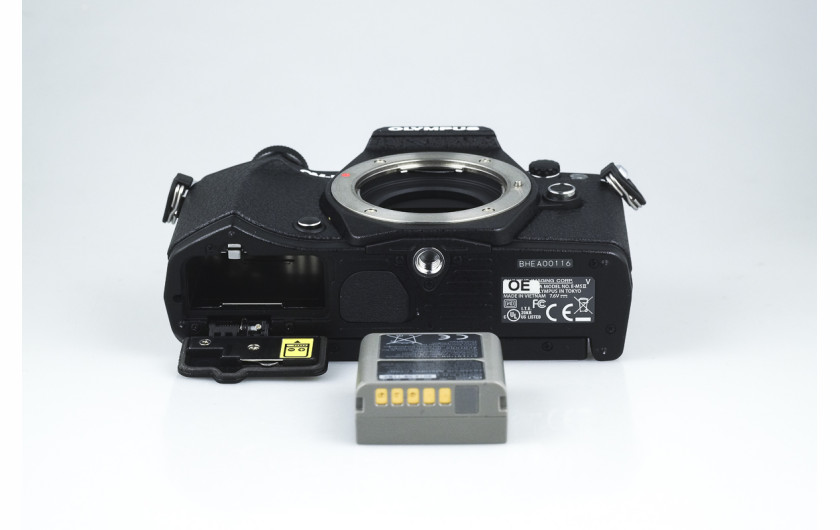 Olympusa OM-D E-M5 II - slot na baterię 