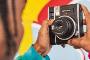 Instax Mini 40 - podstawowy model w eleganckim wydaniu