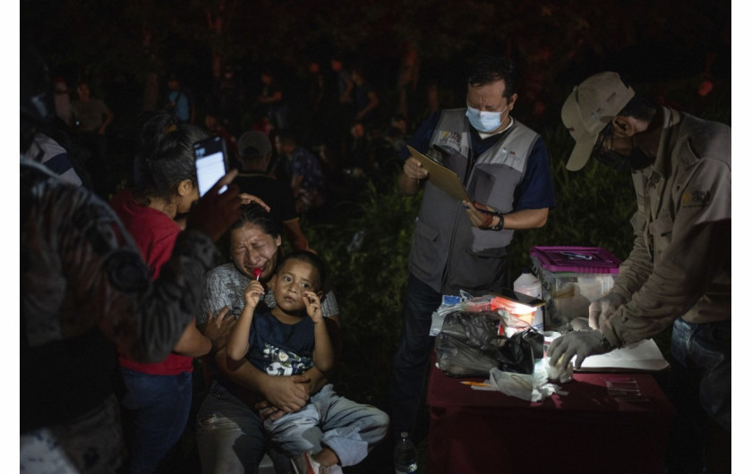 Migranci, głównie z Ameryki Środkowej, którzy podróżowali do USA w naczepie ciężarówki, są zatrzymywani przez meksykańskich agentów imigracyjnych i członków Gwardii Narodowej w Veracruz w Meksyku, w niedzielę, 23 lipca 2023 r. (AP Photo/Felix Marquez)