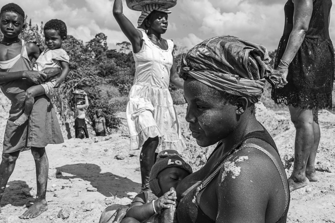 „Galamsey to historia, która dotyczy nas wszystkich”. Mariusz Śmiejek o cenie złota i fotografii dokumentalnej