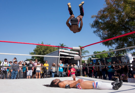 I miejsce w kategorii The American Experience © Dan Fenstermacher Backflip Submission (wszystkie prawa zastrzeżone) / Smithsonian Photo Contest 2017 (www.smithsonianmag.com) / Zapaśnik skacze z lin ringu, próbując pokonać przeciwnika.