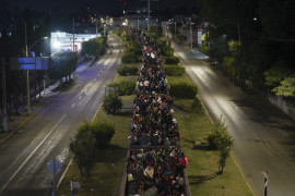 Migranci podróżują w wagonach pociągu towarowego jadącego na północ w Irapuato w Meksyku, w sobotę, 23 września 2023 r. (AP Photo/Marco Ugarte)