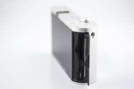 Leica T - klapka skrywająca slot baterii i wejście micro USB 2.0