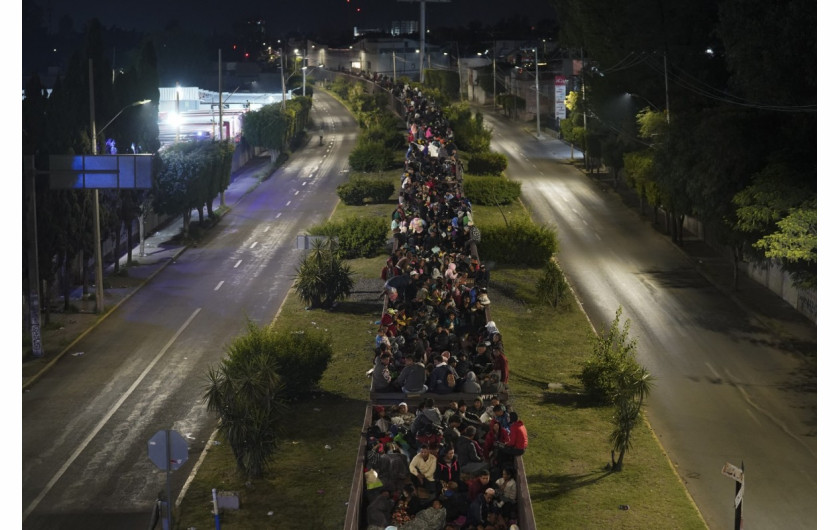 Migranci podróżują w wagonach pociągu towarowego jadącego na północ w Irapuato w Meksyku, w sobotę, 23 września 2023 r. (AP Photo/Marco Ugarte)