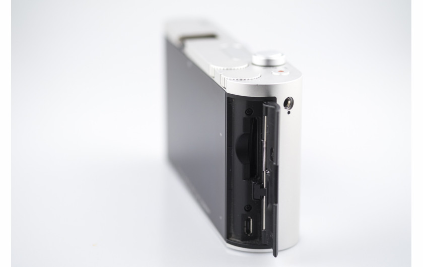 Leica T - klapka skrywająca slot baterii i wejście micro USB 2.0