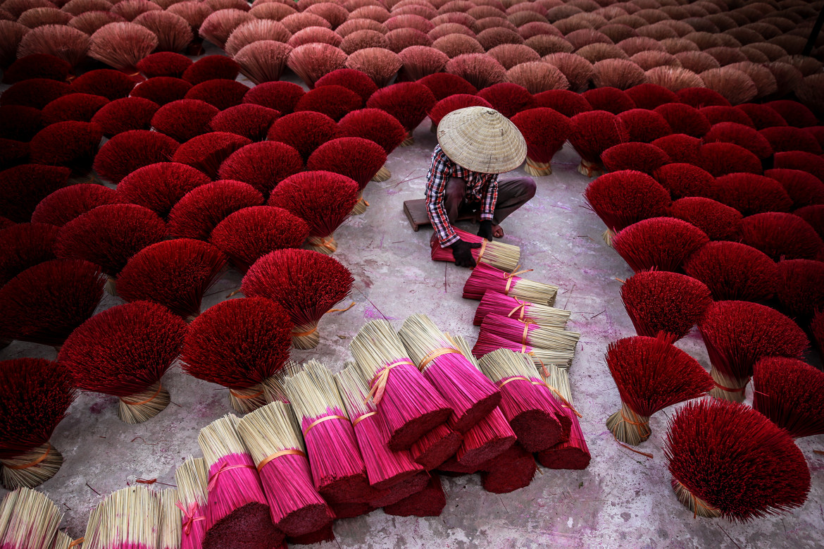 I miejsce w kategorii "Travel" © Tran Tuan Viet "Making Incense" (wszystkie prawa zastrzeżone) / Smithsonian Photo Contest 2017 (www.smithsonianmag.com) / Dekoracyjnie farbowane wiązki kadzidełek w Quang Phu Cau, gmina w Hanoi, Wietnam. W krajach buddyjskich, takich jak Wietnam, kadzidło jest niezastąpioną częścią tradycyjnych festiwali i ceremonii religijnych."
