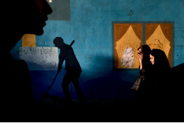 I miejsce w kategorii "Mobile" © Mohammad Mohsenifar "Shadow Highlight" (wszystkie prawa zastrzeżone) / Smithsonian Photo Contest 2017 (www.smithsonianmag.com) / "Kilka kobiet przechodzących obok graffiti."
