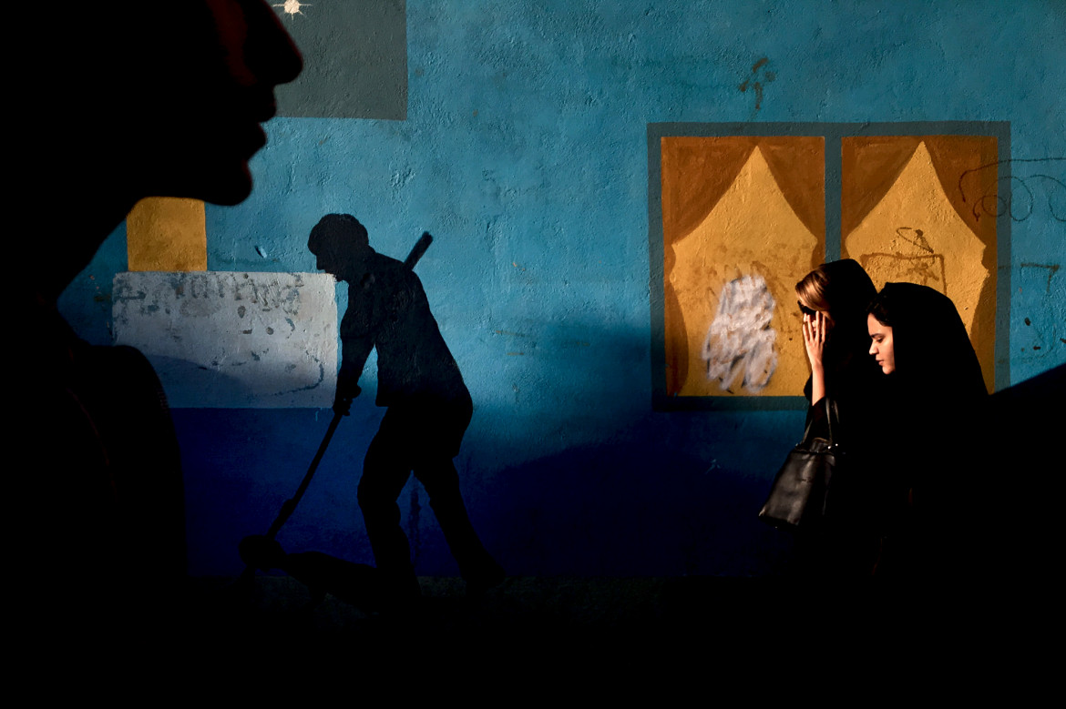 I miejsce w kategorii "Mobile" © Mohammad Mohsenifar "Shadow Highlight" (wszystkie prawa zastrzeżone) / Smithsonian Photo Contest 2017 (www.smithsonianmag.com) / "Kilka kobiet przechodzących obok graffiti."