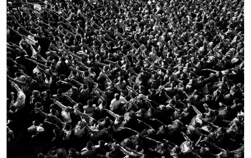 fot. Romain Laurendeau, z projektu Kho, the Genesis of a Revolt, World Press Photo Story of the Year 2020Według raportu UNESCO, 72% Algierczyków poniżej 30 roku życia jest bezrobotnych. Wydarzenia „Czarnego października” z 1988 r., pozostały w pamięci Algierczyków i nadal wzbudzają gniew.  Brutalnie reakcja władzy i  żniwo ponad 500 zabitych w ciągu pięciu dni zapoczątkowały okres zwany „czarną dekadą” przemocy i niepokojów. Po trzydziestu latach skutki tych wydarzeń są nadal obecne. Wysokie bezrobocie prowadzi do frustracji w codziennym życiu, a wielu młodych ludzi czuje się odłączonych od państwa i jego instytucji. W biednych dzielnicach klasy robotniczej, takich jak Bab el-Oued w Algierze, młodzi ludzie szukają schronienia w diki (prywatnych miejscach), które są dla nich „bańkami wolności”, z  dala od spojrzenia społeczeństwa i konserwatywnych wartości społecznych. Jednak to kruche poczucie wspólnoty i solidarności często nie wystarcza, aby złych warunkach życia. W lutym 2019 r. tysiące młodych ludzi z dzielnic robotniczych ponownie wyszło na ulice, co stało się ogólnokrajowym wyzwaniem pod rządami długoletniego prezydenta Abdelaziza Boutefliki.Kho w potocznym języku Afryki oznacza „brat”. Opowiada o genezie buntu. Jest to historia głębokiego niepokoju młodych, którzy znajdują odwagę by rzucić wyzwanie dotychczasowym autorytetom i stają się inspiracją dla reszty populacji. Daje to początek największemu ruchowi protestacyjnemu w Algierii od dziesięcioleci.