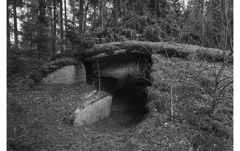 Projekt dokumentalny. Autor: Bartosz Frątczak, freelancer
W momencie wkroczenia wojsk nazistowskich na Litwę w 1941 roku mieszkało tutaj ok. 240 tys. Żydów. Litwacy ginęli w pobliżu własnych domów, w lasach, na cmentarzach żydowskich, w ponad 200 miejscach oznaczonych później jako masowe groby. „Dos Togbukh” jest fotograficzną opowieścią o Zagładzie ukazaną z perspektywy ruin i opustoszałych synagog. Niektóre z nich zamknięto po 1945 roku, inne przekształcono w szkolną salę gimnastyczną, kino bądź wyburzono. Projekt pokazuje historie kamiennych nagrobków, które w okresie władzy sowieckiej wykorzystywano m.in. jako materiał do budowy przyczółków, mostów na Wilii, stopni na Górze Bouffałowej w Wilnie. „Dos Togbukh” to wejrzenie w historię Holokaustu na Litwie, który do dziś pozostaje trudnym tematem. Kolaboranci litewscy, którzy brali udział w zbrodniach, nazywani są bojownikami o wolność. Podczas współczesnych marszów narodowców widać symbole nazistowskie i słychać hasła „Litwa dla Litwinów”. To opowieść złożona ze wspomnień ocalonych: Galiny Płokszto (wcześniej Eleonory Grinberg), Juliany Zarchi, Jewgenija Dubrowina i jego siostry Iriny. Zdjęcia powstawały na Litwie od 2015 roku.