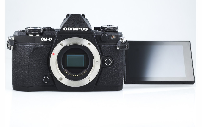 Olympusa OM-D E-M5 II - odchylany i obracany ekran 