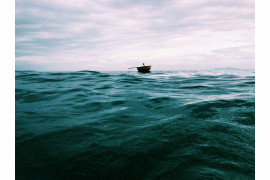 fot. Liu Bo, "Lonely Boat", 1. miejsce w kategorii Travel / IPPA 2019