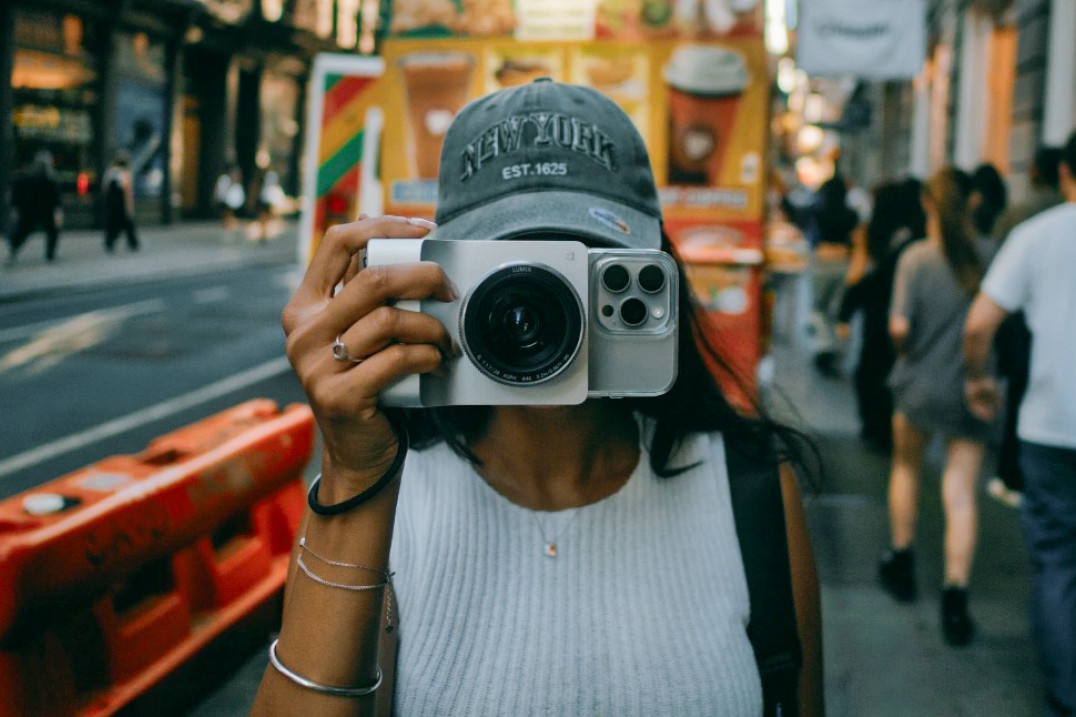 Caira to aparat Mikro Cztery Trzecie z Nano Banana na pokładzie. Czy to zapowiedź rewolucji, jaką przespali giganci branży?