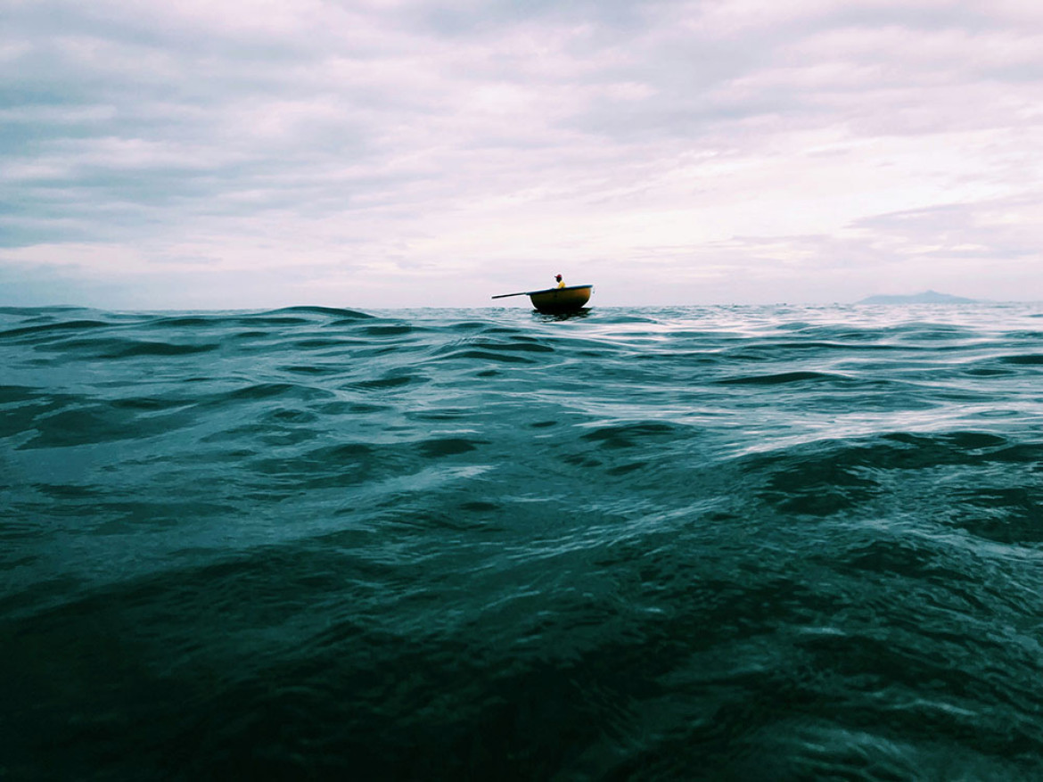 fot. Liu Bo, "Lonely Boat", 1. miejsce w kategorii Travel / IPPA 2019