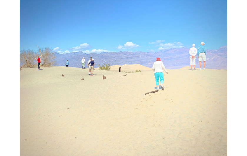 fot. James Cowlin, Tourists at the Dune Death Valley, 2. miejsce w kategorii Travel / IPPA 2019