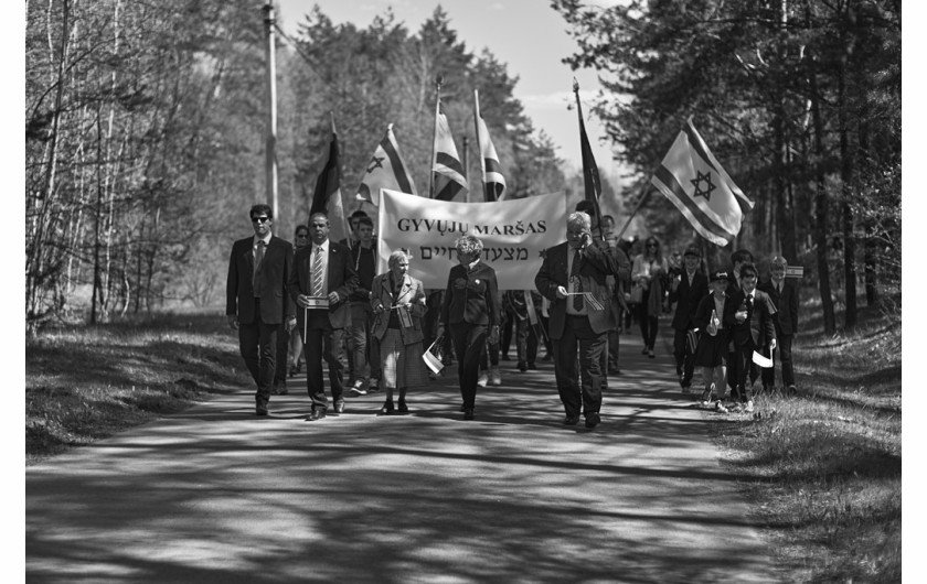 Projekt dokumentalny. Autor: Bartosz Frątczak, freelancer
W momencie wkroczenia wojsk nazistowskich na Litwę w 1941 roku mieszkało tutaj ok. 240 tys. Żydów. Litwacy ginęli w pobliżu własnych domów, w lasach, na cmentarzach żydowskich, w ponad 200 miejscach oznaczonych później jako masowe groby. „Dos Togbukh” jest fotograficzną opowieścią o Zagładzie ukazaną z perspektywy ruin i opustoszałych synagog. Niektóre z nich zamknięto po 1945 roku, inne przekształcono w szkolną salę gimnastyczną, kino bądź wyburzono. Projekt pokazuje historie kamiennych nagrobków, które w okresie władzy sowieckiej wykorzystywano m.in. jako materiał do budowy przyczółków, mostów na Wilii, stopni na Górze Bouffałowej w Wilnie. „Dos Togbukh” to wejrzenie w historię Holokaustu na Litwie, który do dziś pozostaje trudnym tematem. Kolaboranci litewscy, którzy brali udział w zbrodniach, nazywani są bojownikami o wolność. Podczas współczesnych marszów narodowców widać symbole nazistowskie i słychać hasła „Litwa dla Litwinów”. To opowieść złożona ze wspomnień ocalonych: Galiny Płokszto (wcześniej Eleonory Grinberg), Juliany Zarchi, Jewgenija Dubrowina i jego siostry Iriny. Zdjęcia powstawały na Litwie od 2015 roku.