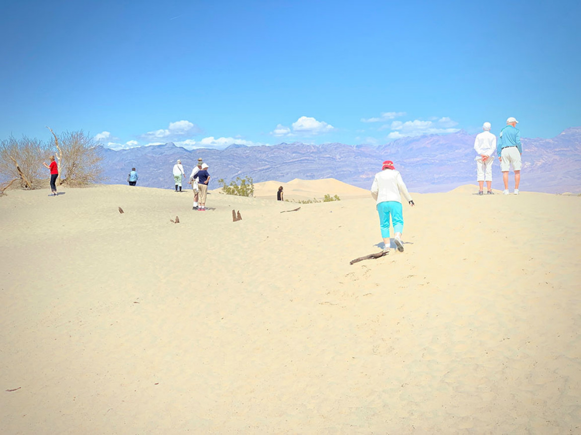 fot. James Cowlin, "Tourists at the Dune Death Valley", 2. miejsce w kategorii Travel / IPPA 2019
