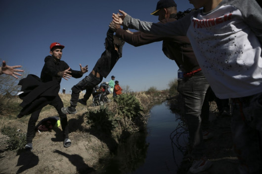 Migranci przekraczają rzekę Rio Grande do Stanów Zjednoczonych z Ciudad Juarez w Meksyku, środa, 29 marca 2023 r. (AP Photo/Christian Chavez)