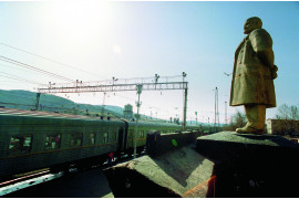 fot. Krzysztof Miller, Rosja, Pietropawłowsk, 4.04.1993
Kolej Transsyberyjska. Lenin obserwujący nasz pociąg.