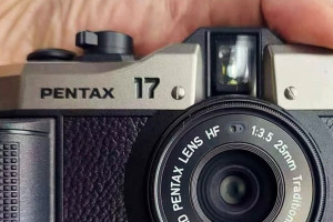 Tak będzie wyglądał nowy analogowy kompakt Pentaxa. Wyciekły zdjęcia