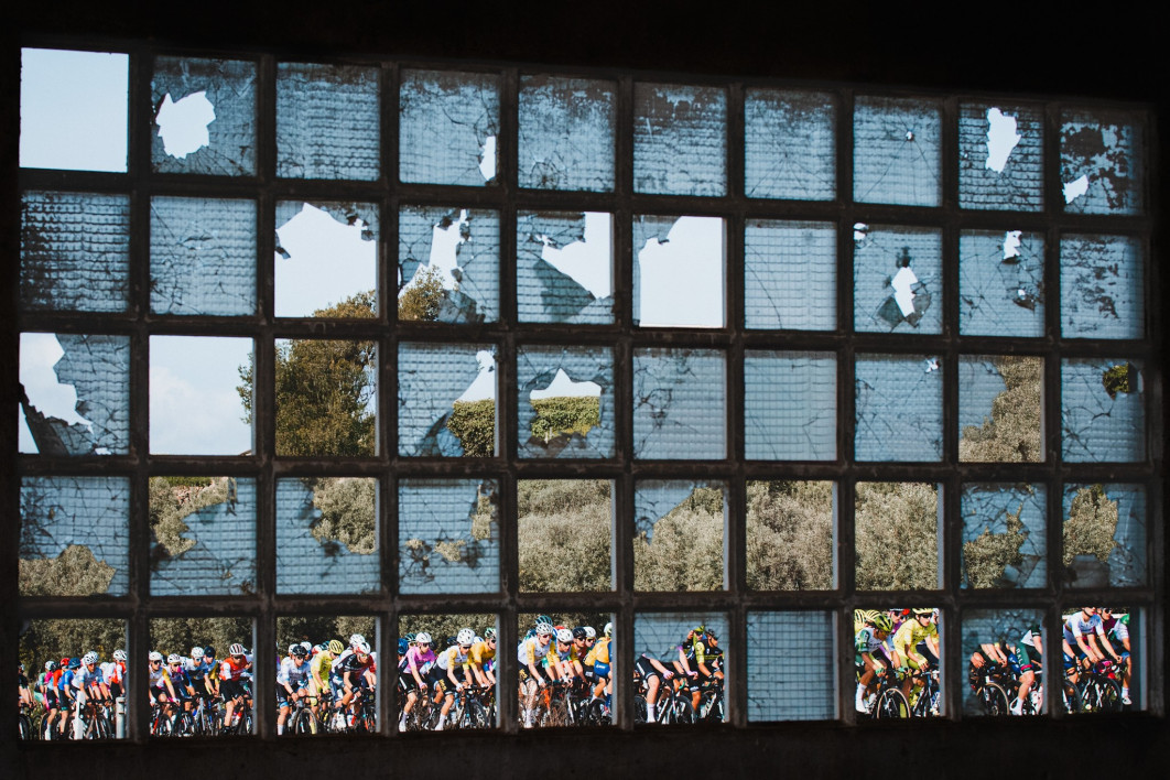 Fot. Aritz Arambarri Goenaga, "Vistas Desde El Abandono", 1. miejsce w kat. Cycling / World Sports Photography Awards 2026