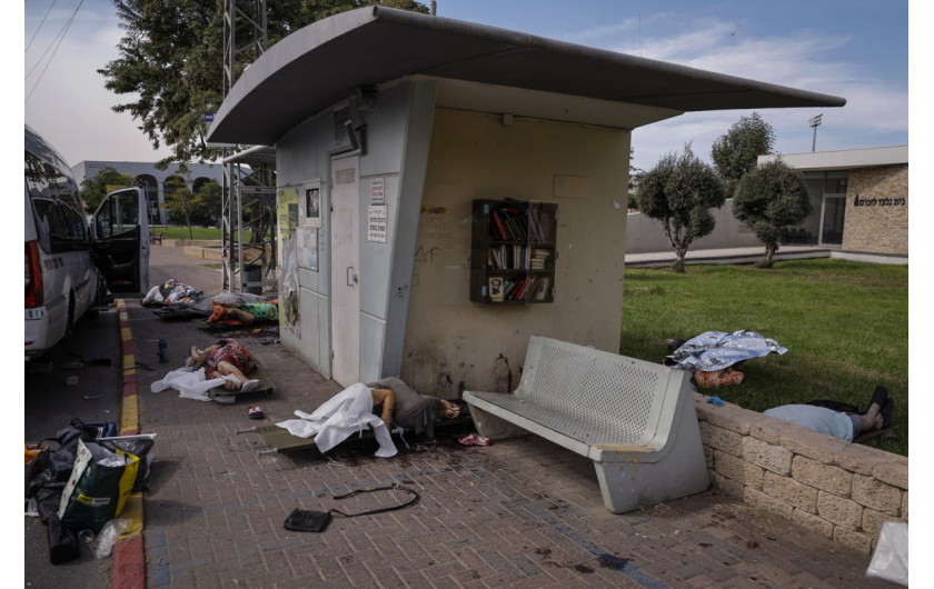 Ciała ludzi, niektórych w podeszłym wieku, leżą rozrzucone przed schronem przeciwbombowym po masowej infiltracji przez bojowników Hamasu ze Strefy Gazy w Sderot w południowym Izraelu, 7 października 2023 r. (Zdjęcie: Ammar Awad)