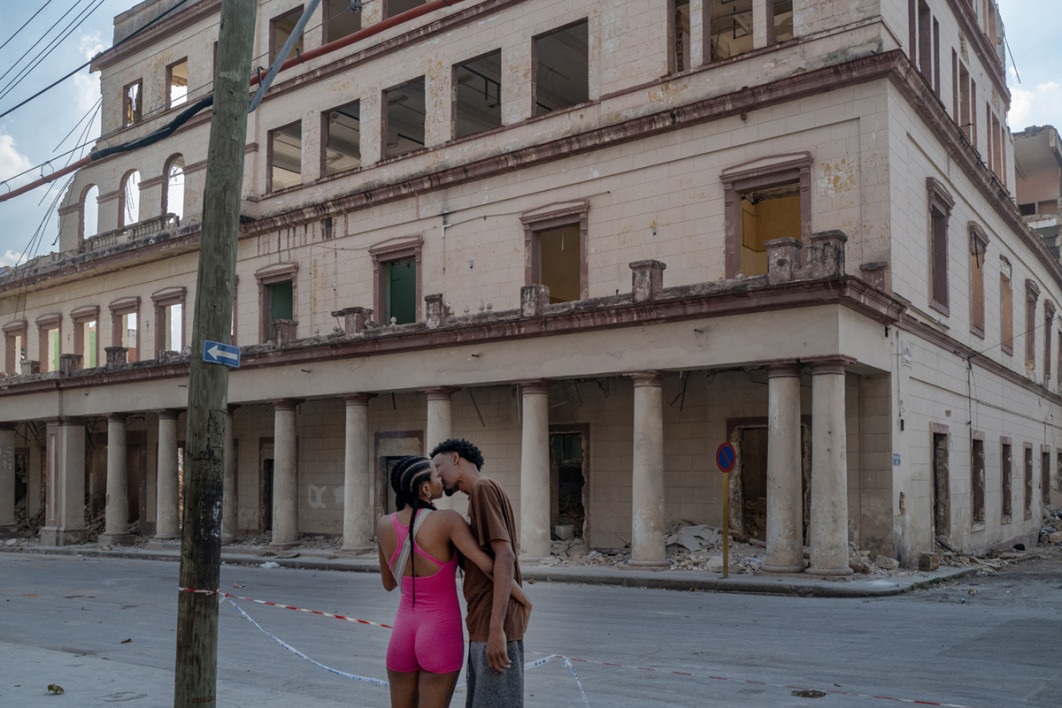 Fot. Kasia Trojak, 1. miejsce w kat. People <br></br>Para całuje się przed niegdyś prestiżowym Wyższym Instytutem Projektowania w Hawanie. Budynek przez lata pozostawał zamknięty i stopniowo się zawalał, a w marcu 2026 roku został całkowicie wyburzony. Zdjęcie wykonano w lutym 2026 roku – po kolejnym zawaleniu jednej z części budynku.

