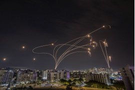 Izraelski system antyrakietowy Żelazna Kopuła przechwytuje rakiety wystrzelone ze Strefy Gazy, widziany z miasta Aszkelon w Izraelu, 9 października 2023 r. (Zdjęcie: Amir Cohen)