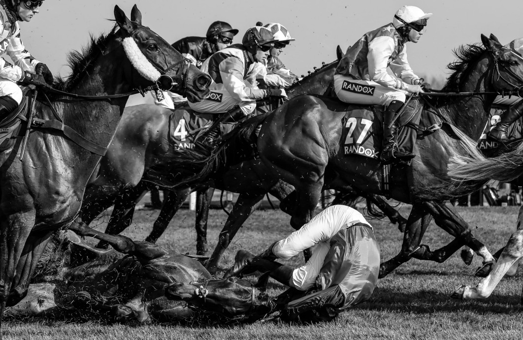 Fot. Tom Jenkins, "Falling", 2. miejsce w kat Equestrian / World Sports Photography Awards 2026