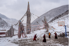 fot. Luc Forsyth, Buddyjscy mnisi grają w koszykówkę przed klasztorem w Zado. Z roku na rok w Tybecie panują zimą wyższe temperatury, a zarazem zmniejszają się zasoby wody pitnej, Tybet 2016